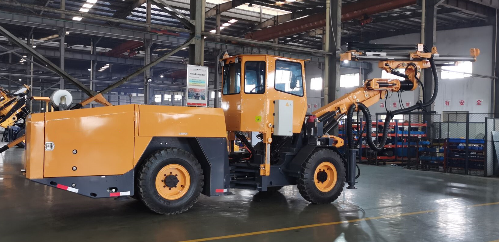 Plate-forme de forage souterraine pour mines